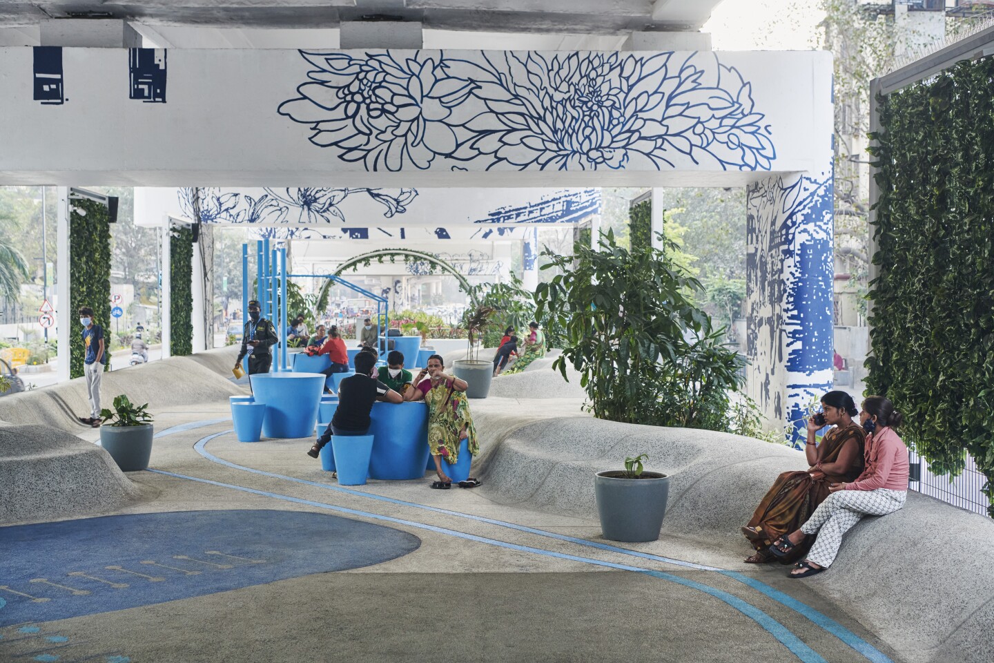 Không gian dưới chân cầu ở các nước được biến thành khu vui chơi và là nơi sinh hoạt cộng đồng của người dân.