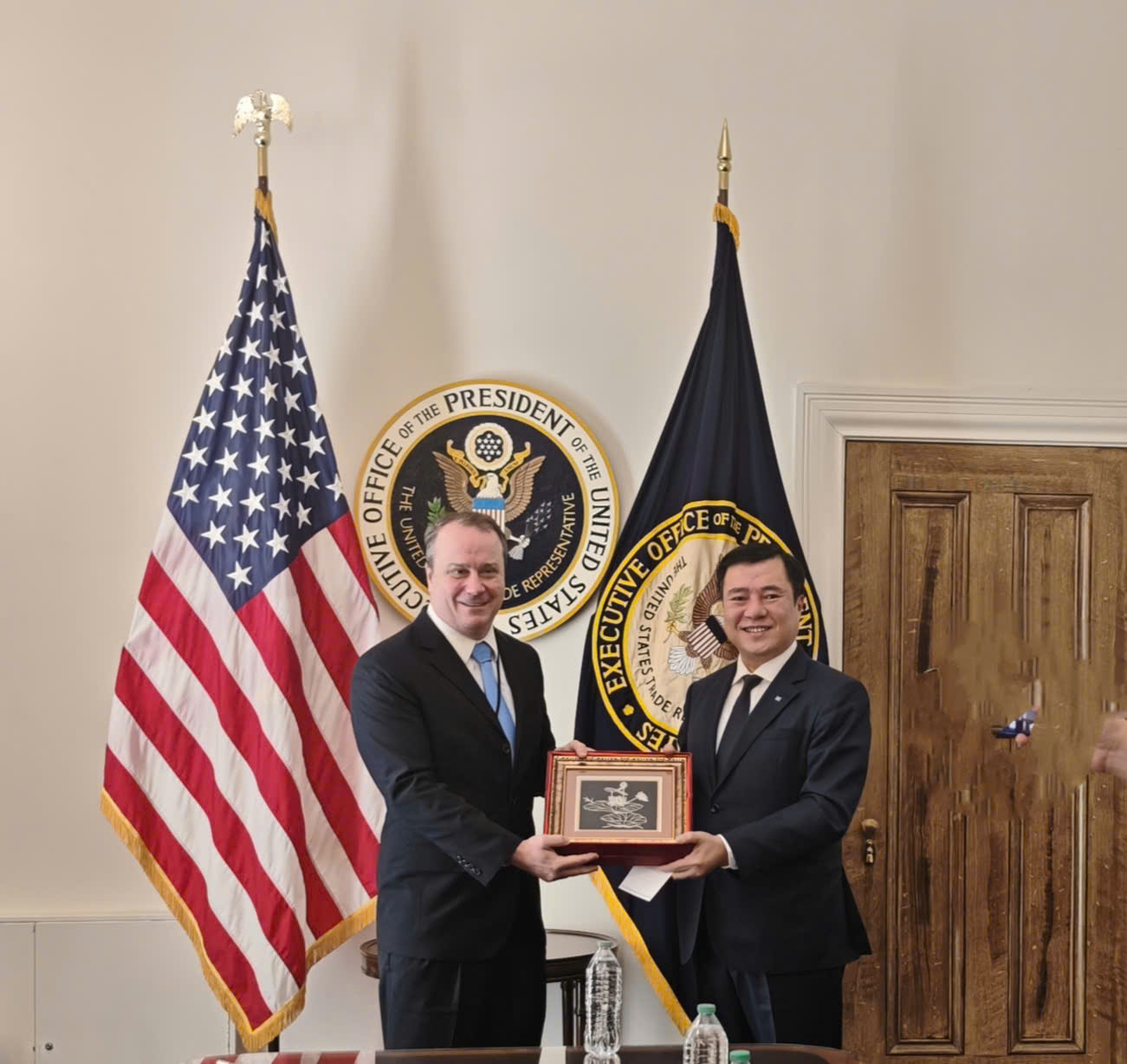 Thứ trưởng Bộ Công Thương, Phó Trưởng Đoàn đàm phán Chính phủ Nguyễn Sinh Nhật Tân và Phó Đại diện Thương mại Hoa Kỳ Rick Switzer Thứ trưởng Bộ Công Thương, Phó Trưởng Đoàn đàm phán Chính phủ Nguyễn Sinh Nhật Tân và Phó Đại diện Thương mại Hoa Kỳ Rick Switzer