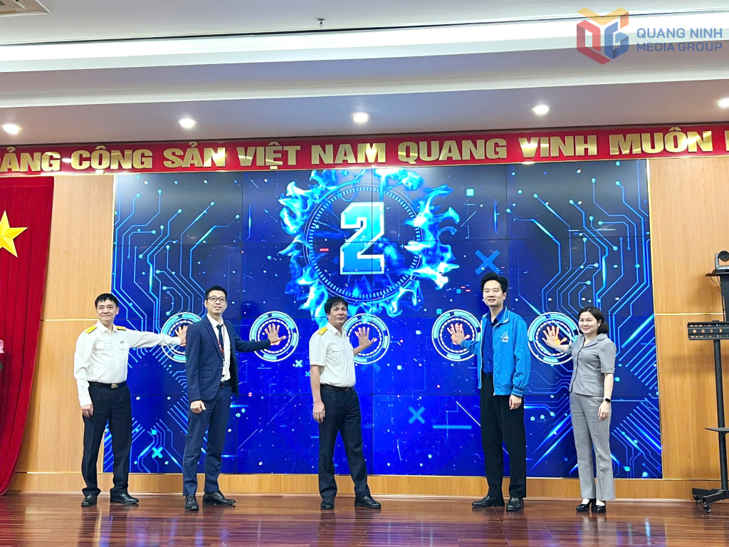 Các đại biểu nhấn nút phát động 30 ngày cao điểm tuyên truyền, hướng dẫn người dân, hộ kinh doanh chuyển đổi sang tự kê khai, tự nộp thuế; cài đặt và sử dụng ứng dụng Thuế điện tử eTax Mobile.