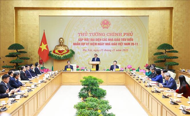 Thủ tướng Phạm Minh Chính gặp mặt, chúc mừng các nhà giáo Nhân kỷ niệm ngày Nhà giáo Việt Nam 20/11. Ảnh: Dương Giang/TTXVN