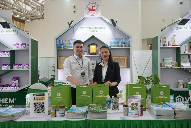 Gian hàng của Công ty Phân lân Văn Điển thu hút khách tại Hội chợ Mùa Thu 2025