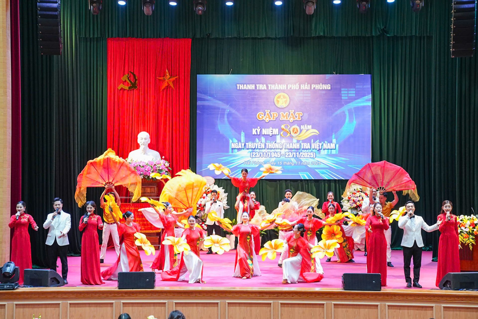 Văn nghệ ch&agrave;o mừng.