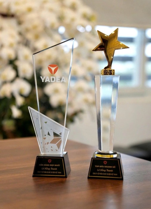 Đại lý Việt Thanh nhận được cúp danh hiệu của YADEA trao tặng Đại lý Việt Thanh nhận được cúp danh hiệu của YADEA trao tặng