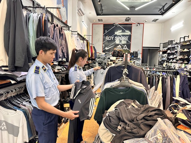 Hình ảnh kiểm tra tại hộ kinh doanh ROY SPORT và hàng hóa vi phạm được phát hiện trên facebook có tên “Roy Sport QB” của hộ kinh doanh.