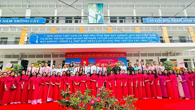 Đà Nẵng: Một số trường học có thư ngỏ, xin phép không nhận hoa nhân Ngày Nhà giáo Việt Nam