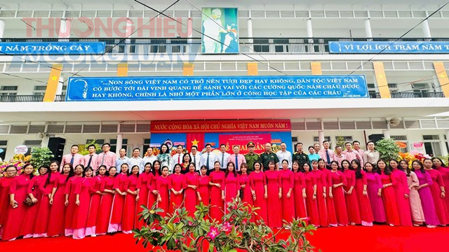 Tấp thể cán bộ, giáo viên Trường THCS Đàm Quang Trung, phường Hải Vân, TP. Đà Nẵng.