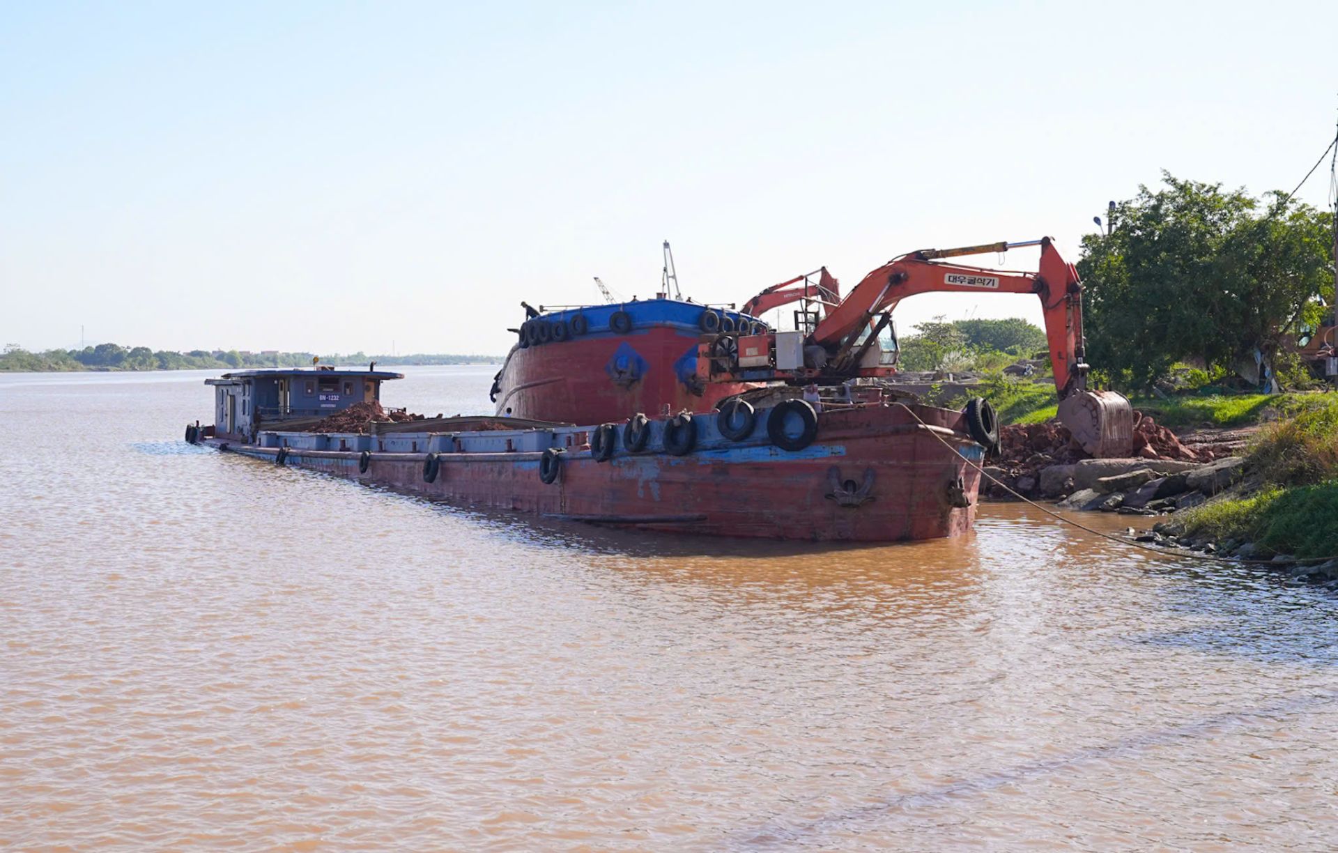 Hoạt động của các bến, bãi ven sông đã góp phần đẩy mạnh hoạt động vận tải, lưu thông hàng hoá bằng đường thuỷ tuy nhiên qua kiểm tra của cơ quan chức năng cũng phát hiện nhiều vi phạm.