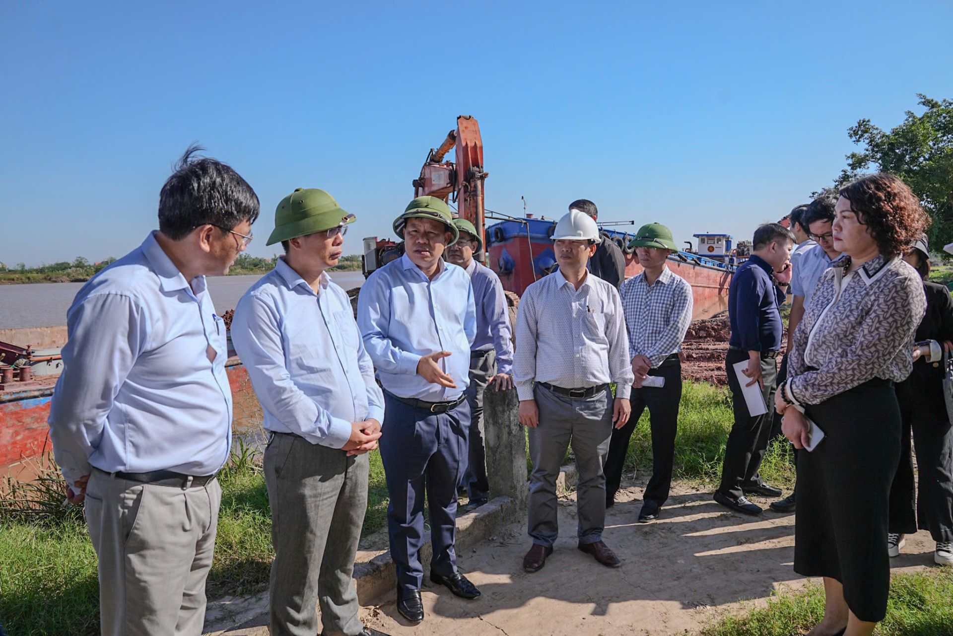 Phó Chủ tịch UBND thành phố Lê Trung Kiên kiểm tra thực địa công tác quản lý hoạt động bến bãi ven sông khu vực chân cầu Hàn (phường Thành Đông).