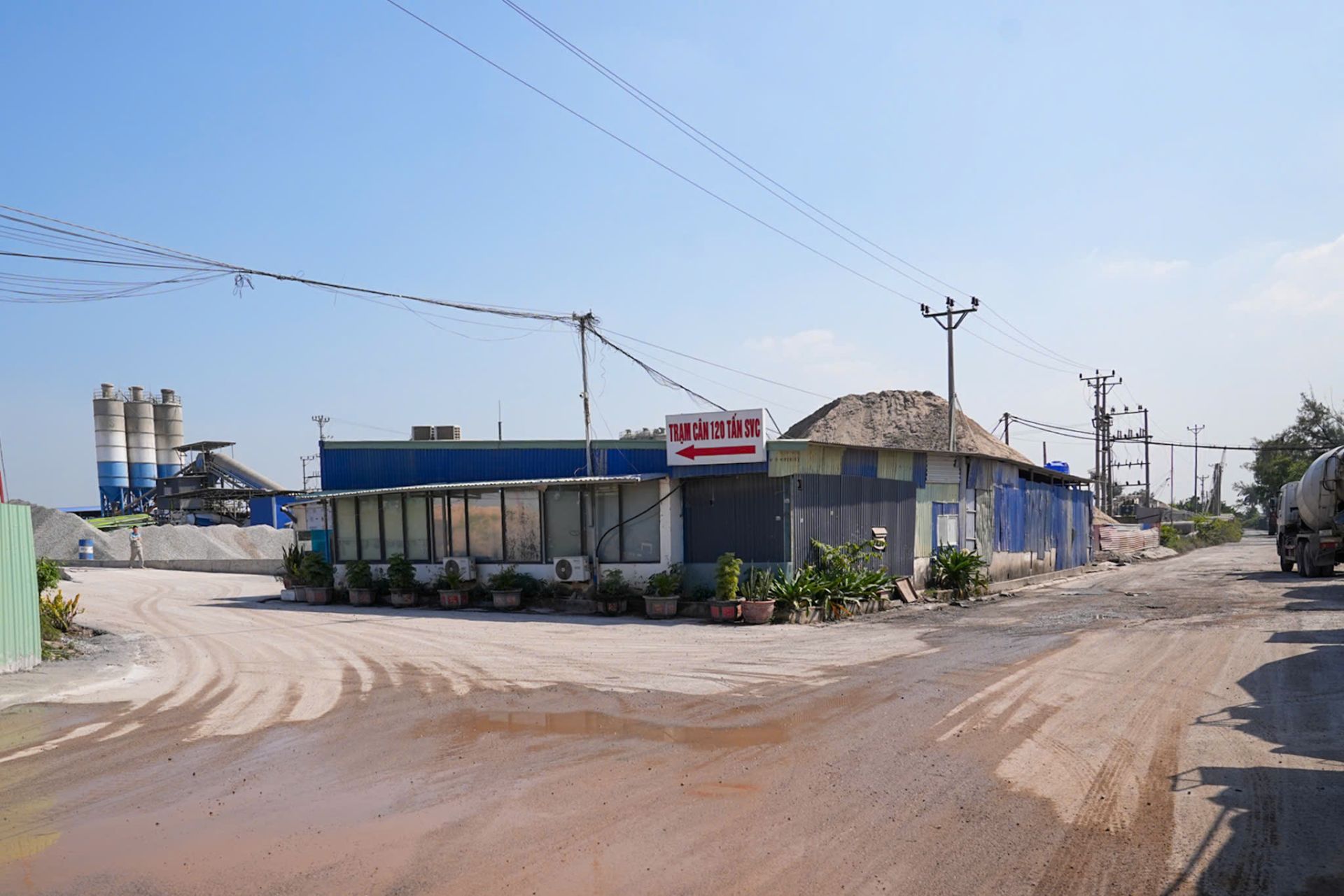 Phó Chủ tịch UBND thành phố yêu cầu triển ngay các giải pháp nhằm bảo đảm vệ sinh môi trường tại các khu vực bến bãi.