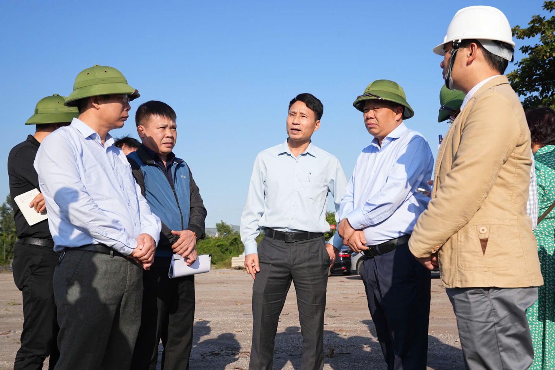 Kiểm tra thực địa bến bãi tập kết vật liệu xây dựng tại khu vực chân cầu Thái (xã Phú Thái).