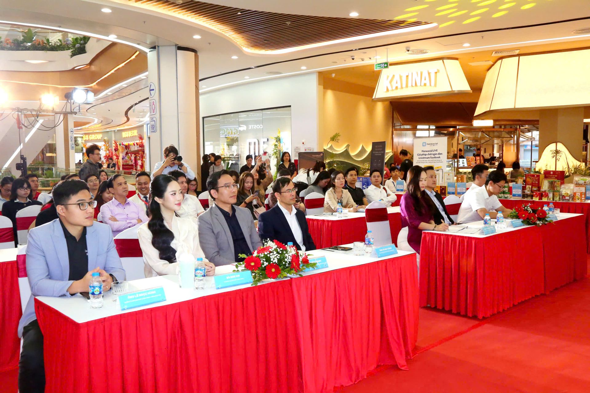 Đại biểu dự chương trình. Đại biểu dự chương trình.