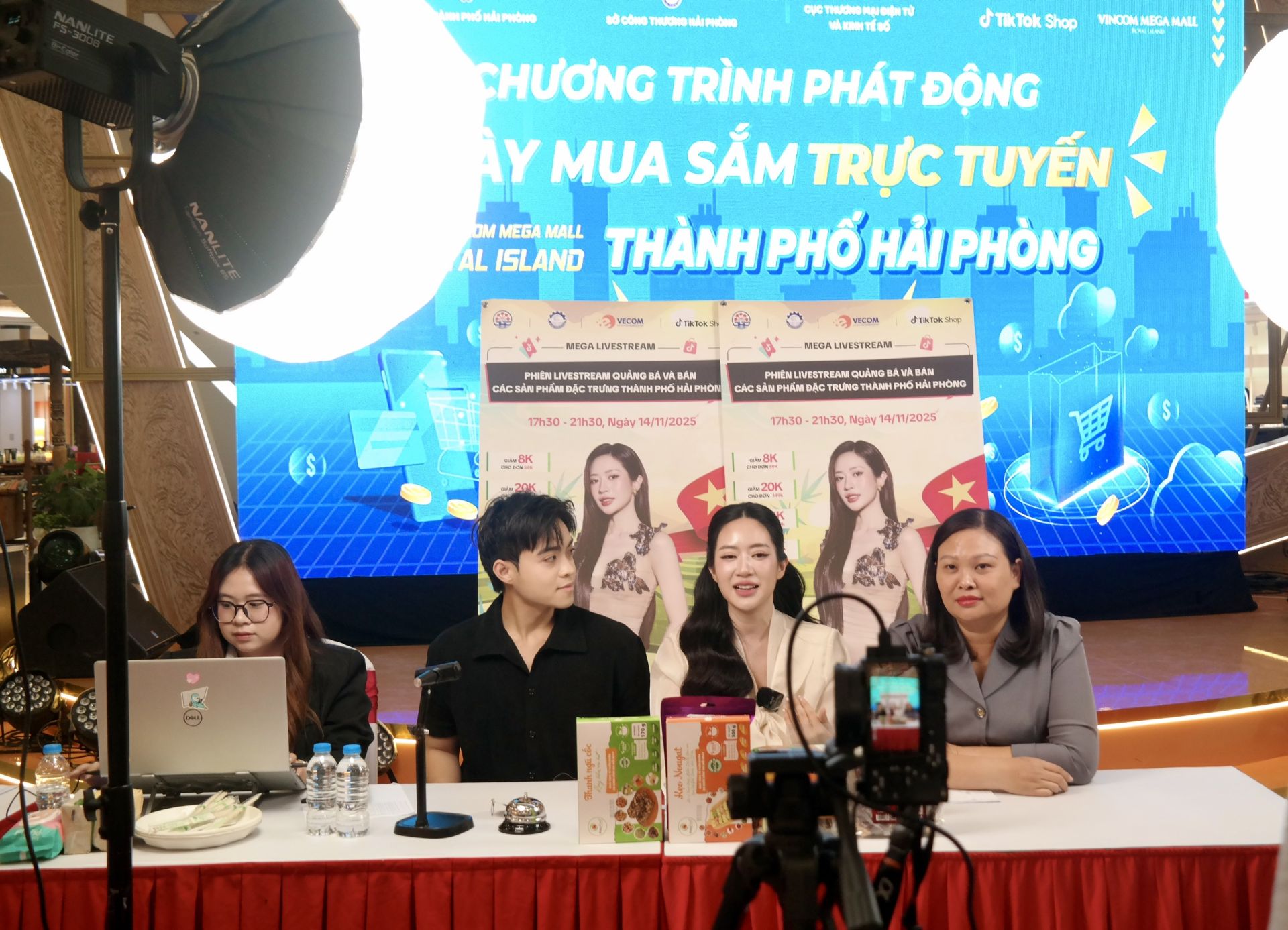 Phiên livesrteam quảng bá và bán các sản phẩm đặc trưng của thành phố Hải Phòng. Phiên livesrteam quảng bá và bán các sản phẩm đặc trưng của thành phố Hải Phòng.