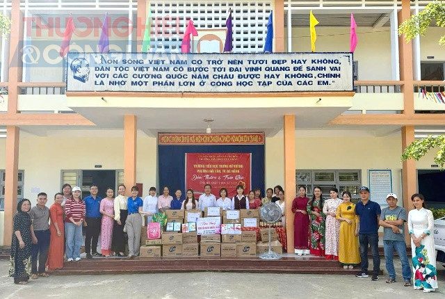 Đoàn cứu trợ của Trường tiểu học Trưng Nữa Vương, phường Hải Vân, TP. Đà Nẵng.