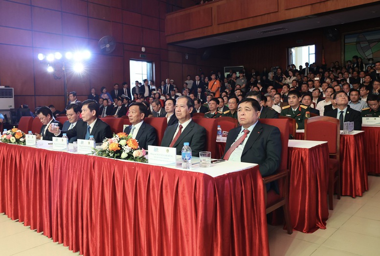 Phó Thủ tướng Chính phủ Nguyễn Chí Dũng dự Lễ Kỷ niệm 80 năm Ngày truyền thống Trường Đại học Giao thông vận tải (15/11/1945 – 15/11/2025) - Ảnh: VGP/Thu Sa Phó Thủ tướng Chính phủ Nguyễn Chí Dũng dự Lễ Kỷ niệm 80 năm Ngày truyền thống Trường Đại học Giao thông vận tải (15/11/1945 – 15/11/2025) - Ảnh: VGP/Thu Sa