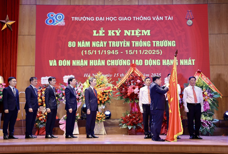 Phó Thủ tướng Chính phủ Nguyễn Chí Dũng trao Huân chương Lao động hạng Nhất tặng Trường Đại học Giao thông vận tải - Ảnh: VGP/Thu Sa Phó Thủ tướng Chính phủ Nguyễn Chí Dũng trao Huân chương Lao động hạng Nhất tặng Trường Đại học Giao thông vận tải - Ảnh: VGP/Thu Sa