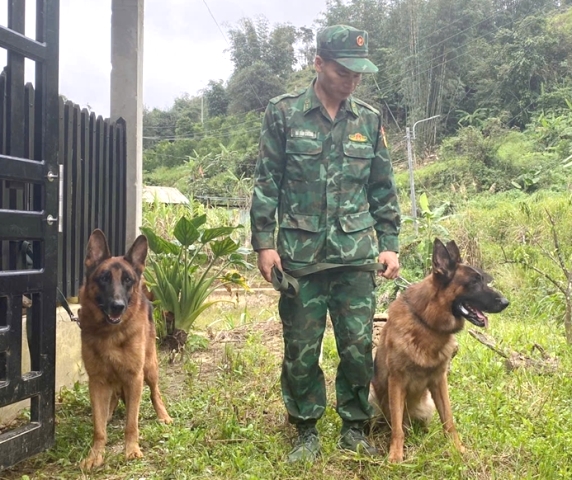 Ch&oacute; nghiệp vụ của Bộ đội Bi&ecirc;n ph&ograve;ng được tăng cường đến x&atilde; H&ugrave;ng Sơn sẵn s&agrave;ng l&agrave;m nhiệm vụ.