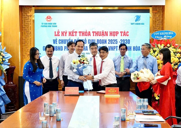 Các vị lãnh đạo VNPT Khánh Hòa và Đảng ủy, UBND phường Nha Trang tham dự lễ ký kết