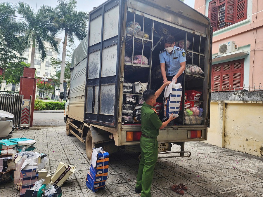 Lực lượng chức năng kiểm tra hàng hóa trên xe Lực lượng chức năng kiểm tra hàng hóa trên xe