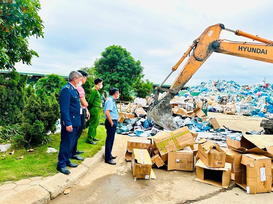 Lực lượng chức năng gi&aacute;m s&aacute;t việc ti&ecirc;u hủy h&agrave;ng h&oacute;a vi phạm