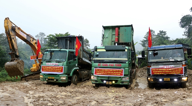 Các nhà thầu, đơn vị thi công tập trung mọi nguồn lực thi công xây dựng với tinh thần 3 ca 4 kíp, vượt nắng thắng mưa,… để hoàn thành dự án đúng tiến độ.