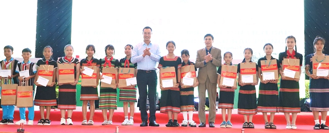 Bí thư Thành ủy Lê Ngọc Quang tặng quà cho các em học sinh đồng bào có hoàn cảnh khó khăn.