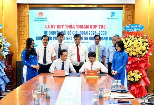 Ông Trần Xuân Tây – Chủ tịch UBND phường Nha Trang và Ông Nguyễn Minh Trường – Giám đốc VNPT Khánh Hòa thực hiện ký kết trước sự chứng kiến của các vị lãnh đạo tham dự