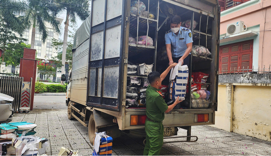 Xe tải vận chuyển 125 đôi giày trẻ em không rõ nguồn gốc bị xử phạt tại Sơn La