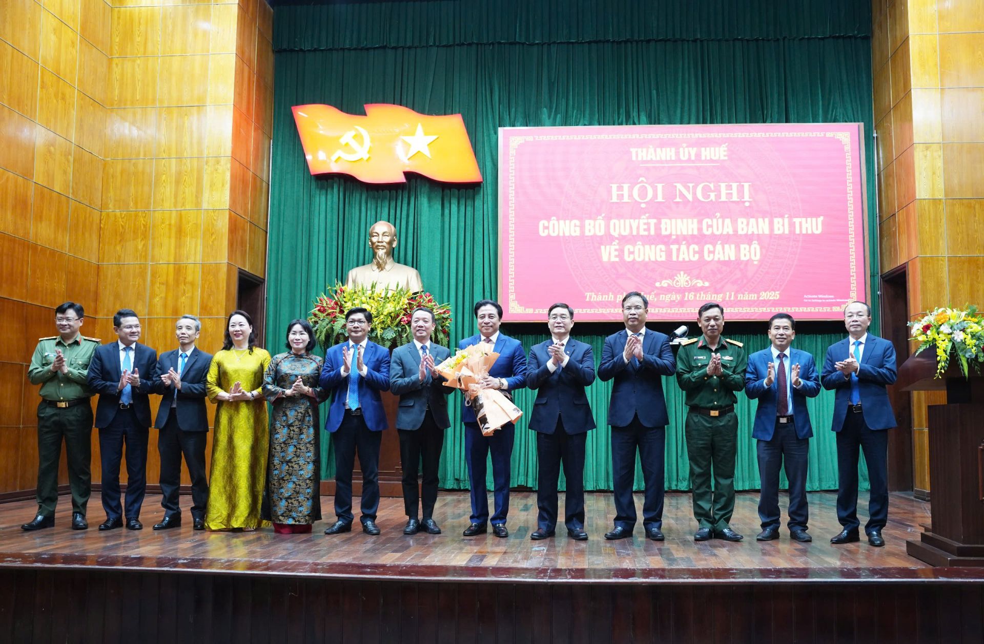 Ban thường vụ Thành ủy Huế tặng hoa chúc mừng ông Nguyễn Khắc Toàn