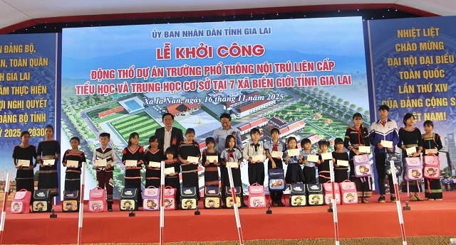 Ban tổ chức tặng quà cho hộ gia đình chính sách tiêu biểu, thầy cô giáo và các em học sinh có hoàn cảnh khó khăn. Ảnh: T.H