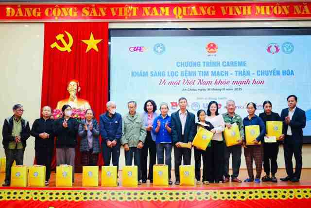 Thứ trưởng Bộ Y tế Nguyễn Thị Liên Hương, Giám đốc Sở Y tế Nghệ An Lê Thị Hoài Chung, Bí thư Đảng ủy xã An Châu Phạm Xuân Sánh trao quà cho các gia đình chính sách, có hoàn cảnh khó khăn.