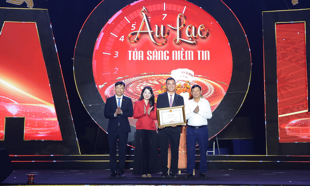 Phó Chủ tịch UBND tỉnh Ngô Tân Phượng trao Bằng khen của Chủ tịch UBND tỉnh cho Trường Trung cấp Âu Lạc.