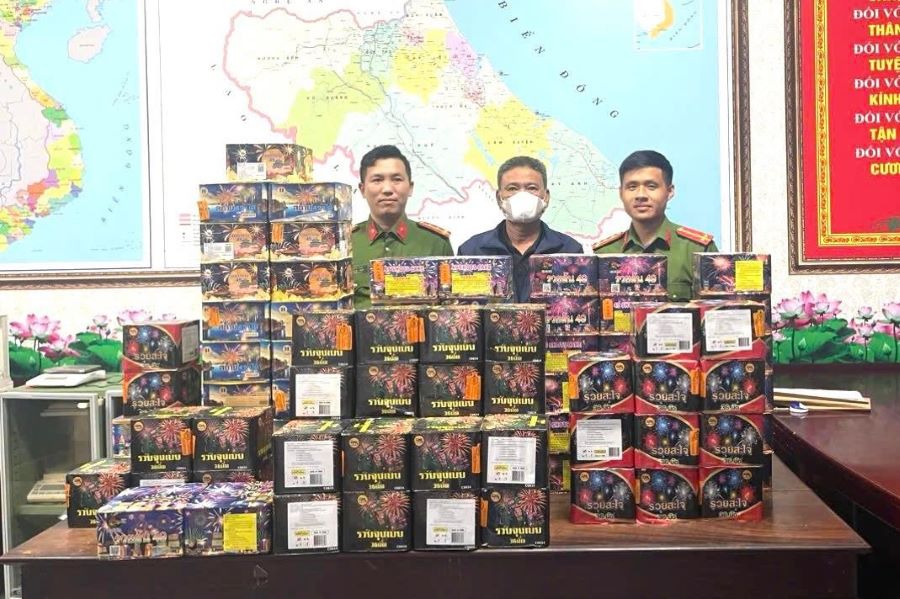 Hà Tĩnh: Bắt 4 đối tượng, thu giữ 160kg pháo hoa nổ