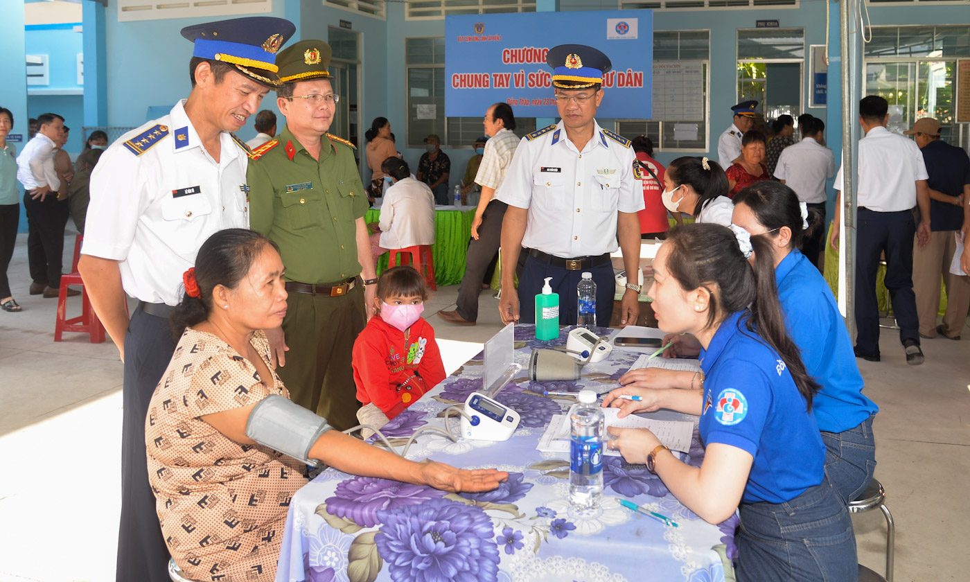 Bộ Tư lệnh Vùng Cảnh sát biển 3 phối hợp với Bệnh viện Hùng Vương khám bệnh, tư vấn sức khỏe, phát thuốc miễn phí cho người dân. Bộ Tư lệnh Vùng Cảnh sát biển 3 phối hợp với Bệnh viện Hùng Vương khám bệnh, tư vấn sức khỏe, phát thuốc miễn phí cho người dân.