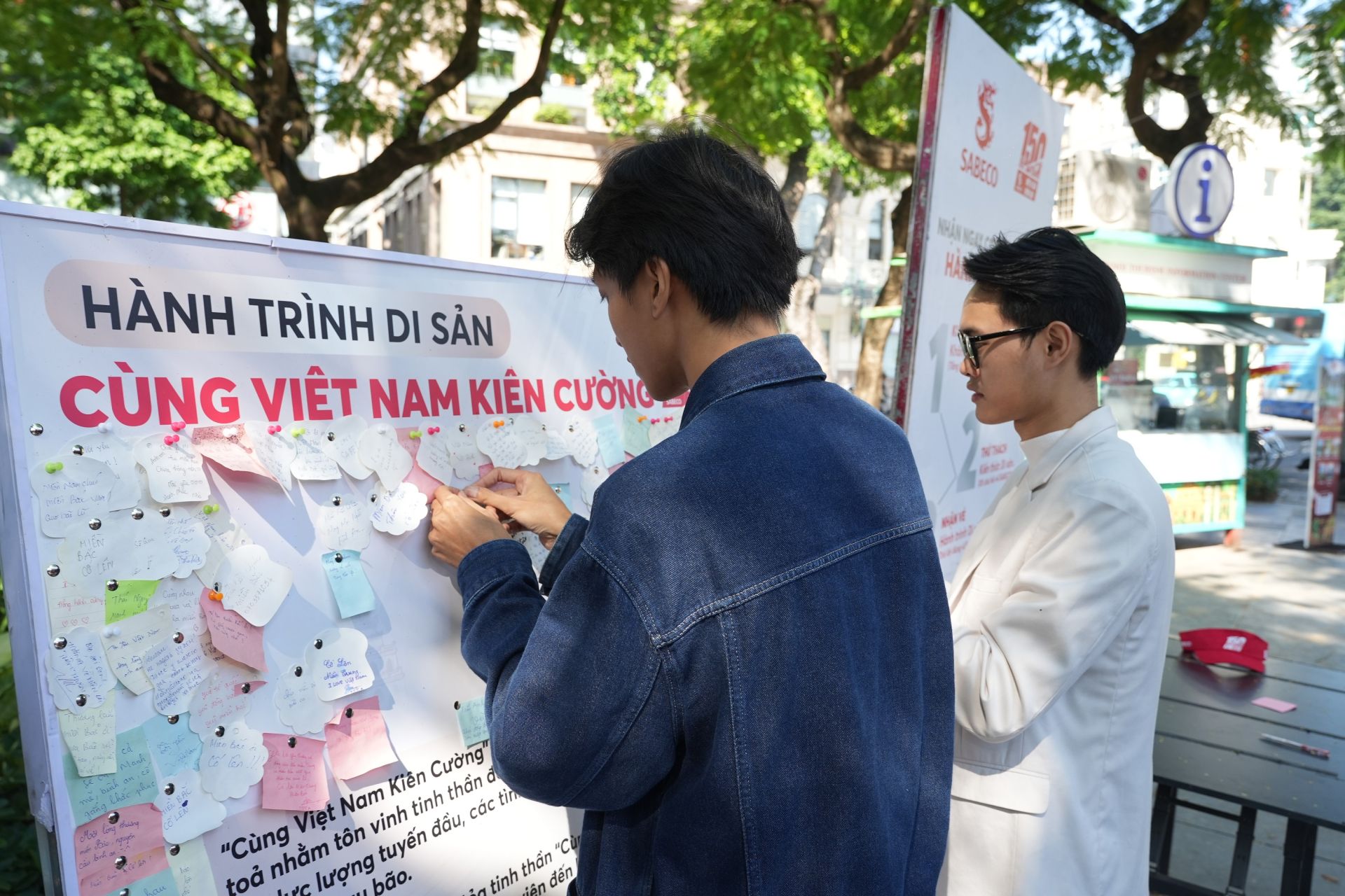 “Bức Tường Gắn Kết” nhận được sự quan tâm của đông đảo người dân tại Hà Nội.