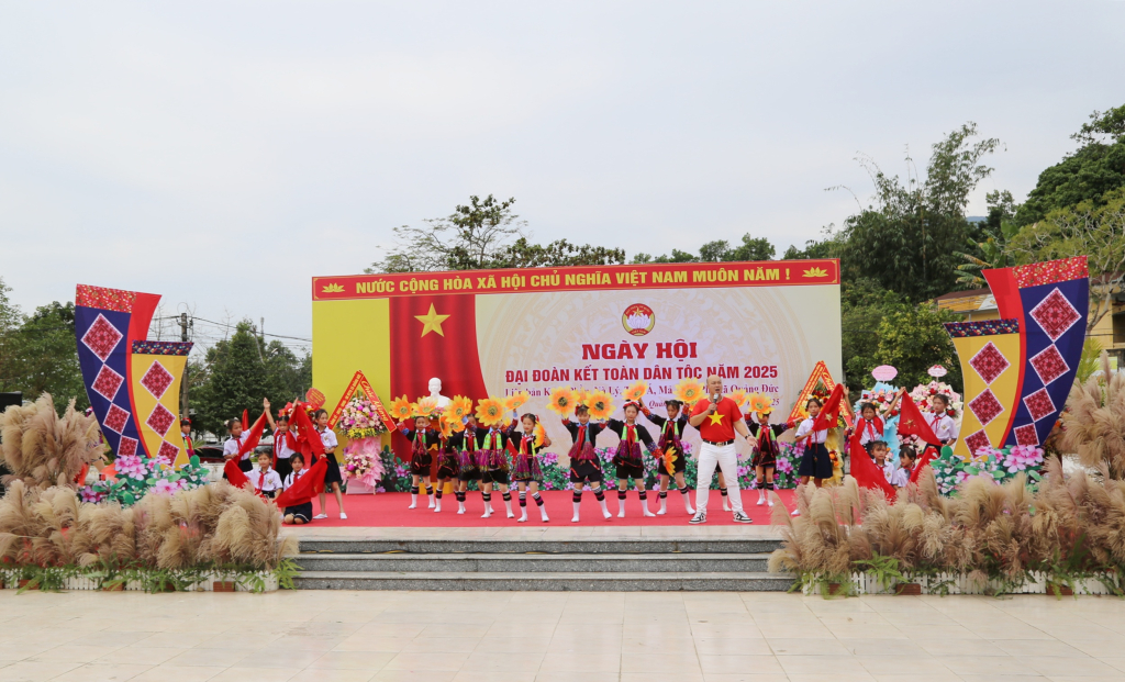 Phó Chủ tịch Quốc hội Vũ Hồng Thanh dự Ngày hội Đại đoàn kết toàn dân tộc tại xã Quảng Đức