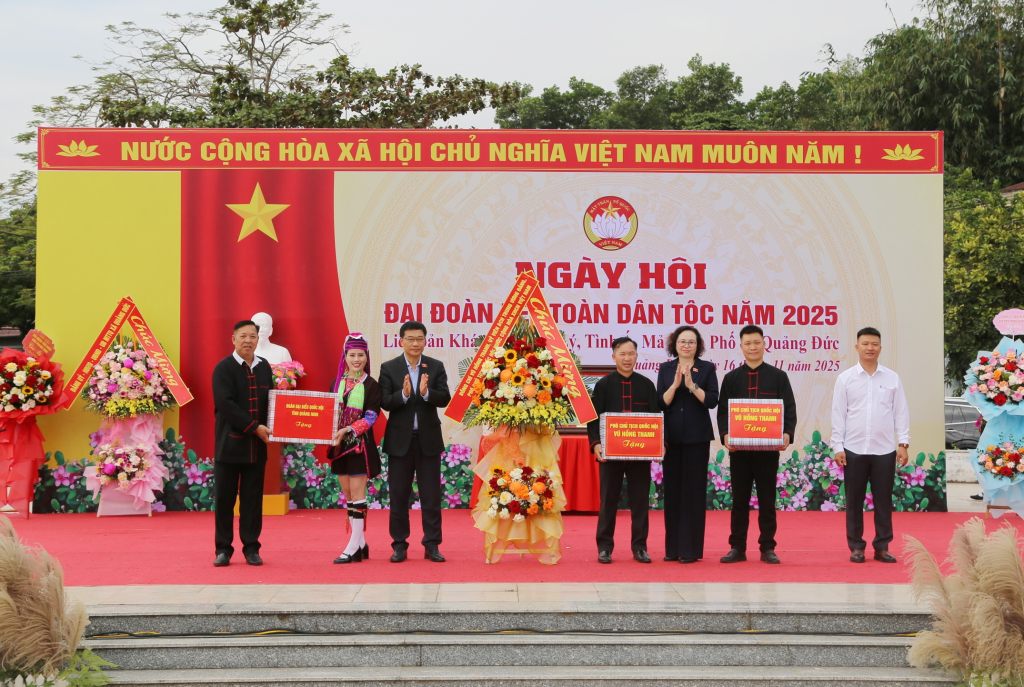 Phó Chủ tịch Quốc hội Vũ Hồng Thanh tặng quà cho 4 thôn nhân Ngày hội Đại đoàn kết toàn dân tộc.