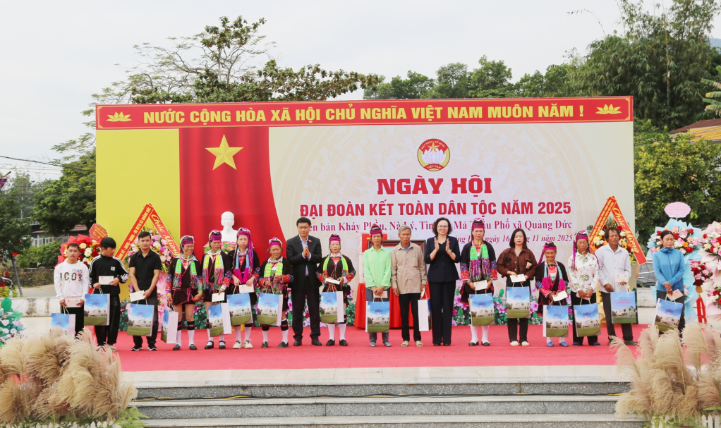 Các đại biểu tặng quà cho những hộ dân có hoàn cảnh khó khăn trên địa bàn 4 thôn.