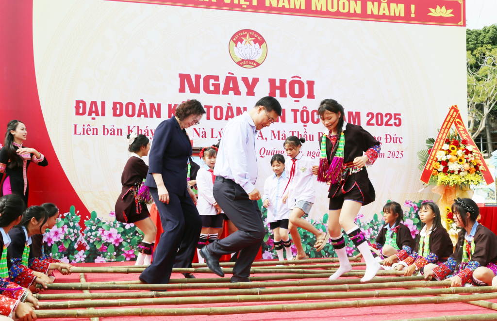 Các đại biểu cùng tham gia các hoạt động văn hóa, thể thao tại ngày hội.