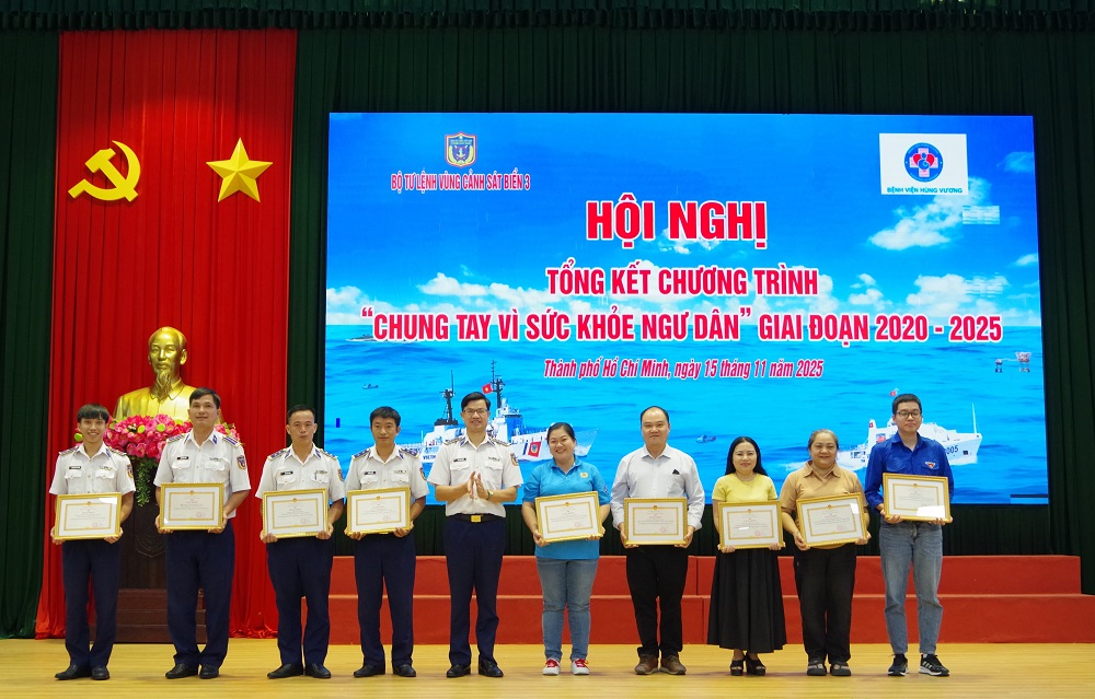 Đại tá Cao Xuân Quận, Phó Chính ủy, BTL vùng CSB 3 trao thưởng cho các cá nhân đạt thành tích tốt chương trình _Chung tay vì sức khỏe ngư dân_ giai đoạn 2020 - 2025