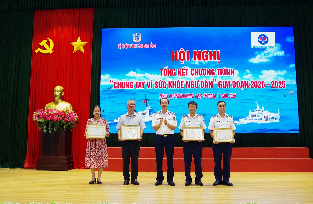 Đại tá Lê Văn Tú, Chính ủy BTL Vùng Cảnh sát biển 3 trao thưởng cho các tập thể đạt thành tích xuất sắc trong chương trình _Chung tay vì sức khỏe ngư dân_ giai đoạn 2020 - 2025