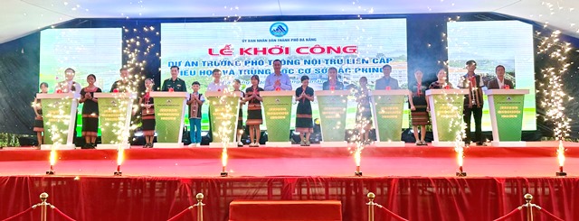 Nghi thức bấm nút khởi công dự án Trường phổ thông nội trú liên cấp Tiểu học và Trung học cơ sở Đắc Pring.