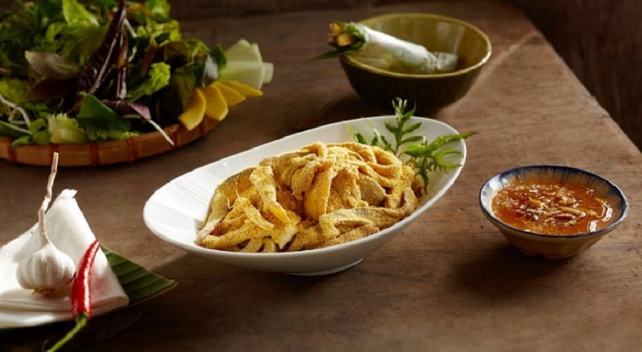 Gỏi cá được làm chín tái bằng giấm trước khi trộn