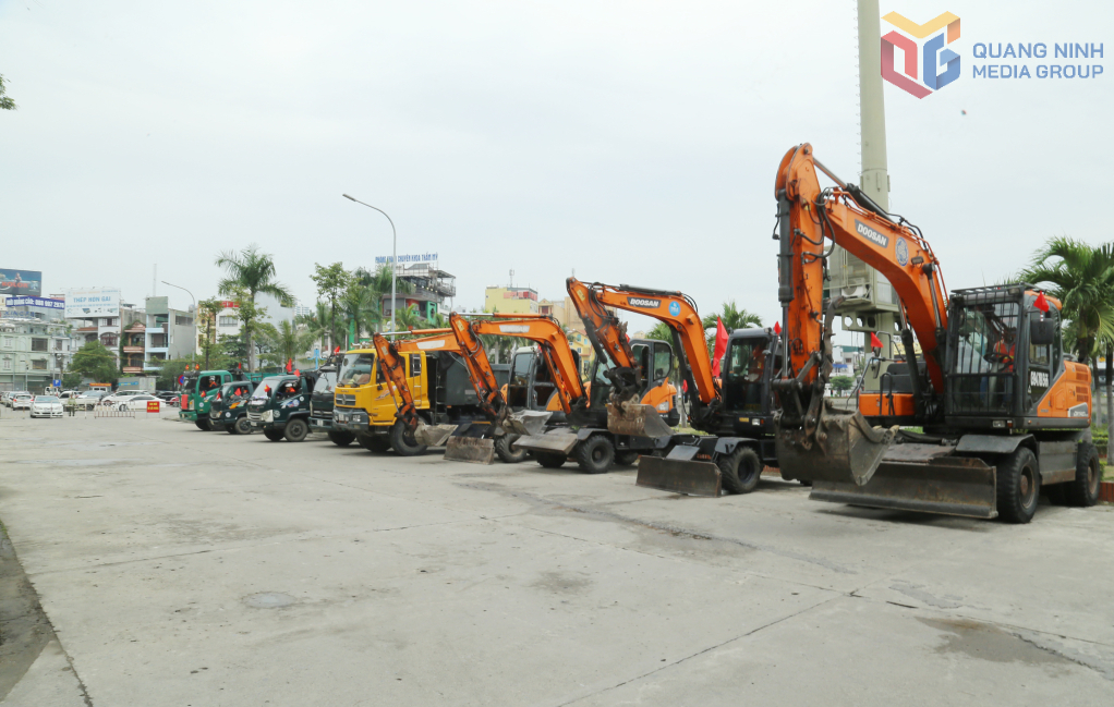 Máy móc được tập kết sẵn sàng thi công cải tạo, chỉnh trang các tuyến phố xung quanh hồ điều hòa Yết Kiêu.