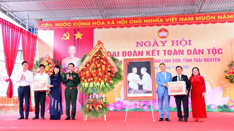 Đại tướng Phan Văn Giang dự Ngày hội Đại đoàn kết toàn dân tộc tại Thái Nguyên