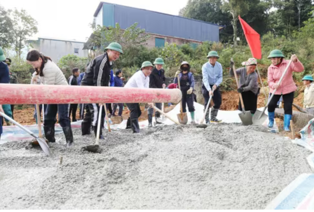 Lãnh đạo phường Sa Pa và Nhân dân khởi công tuyến đường.