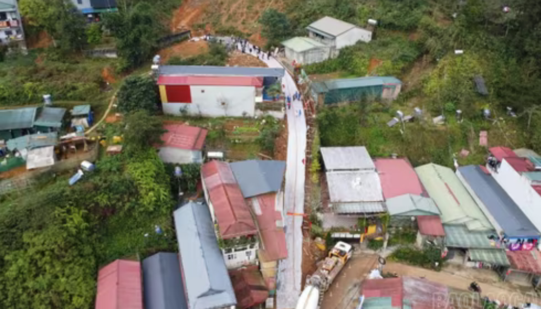 Nhiều hộ dân tự nguyện hiến đất để thi công tuyến đường.