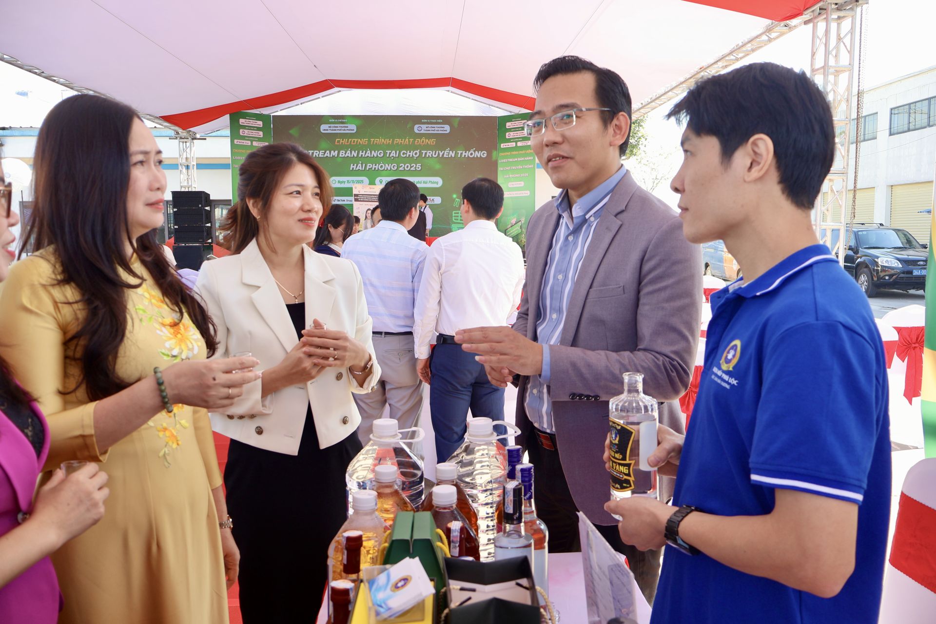 Các đại biểu tham quan khu vực trưng bày sản phẩm tại chương trình.