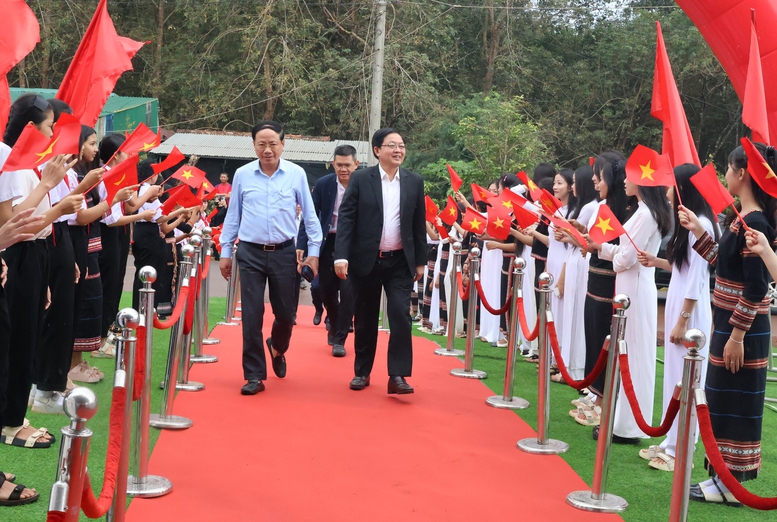 Ph&oacute; Thủ tướng Hồ Quốc Dũng đến dự khởi c&ocirc;ng 7 trường nội tr&uacute; bi&ecirc;n giới tỉnh Gia Lai tại th&ocirc;n Ia Đao, x&atilde; Ia Nan - Ảnh: VGP/Gia Huy