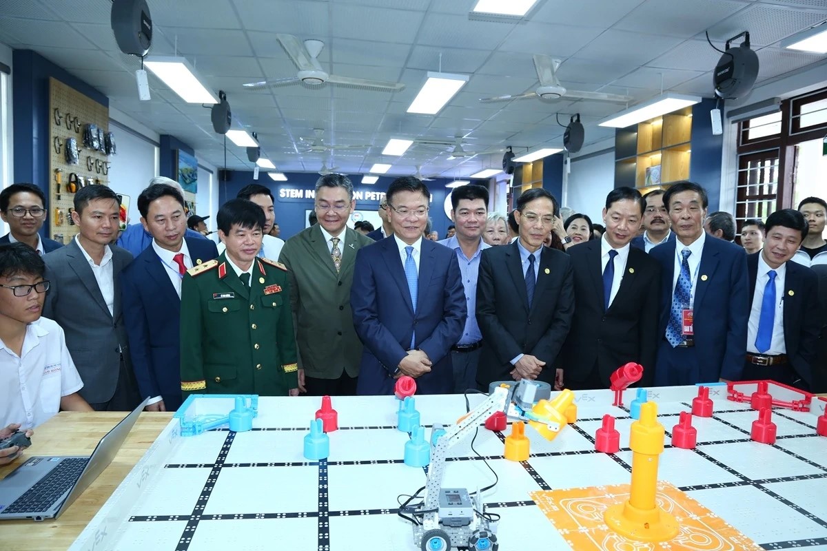 tham quan phòng học Stem tại trường THPT Hàm Rồng.