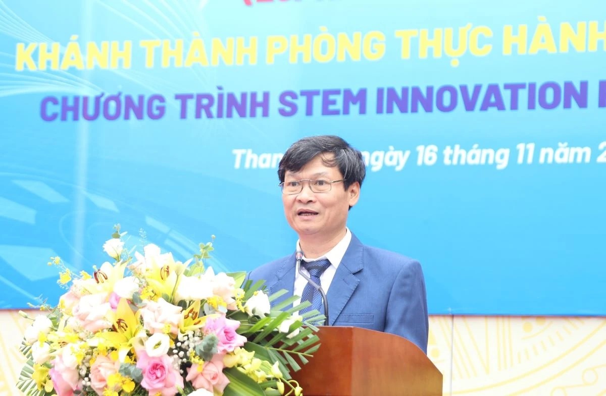 Hiệu trưởng Trường THPT chuyên Lam Sơn Nguyễn Thanh Sơn báo cáo kết quả xây dựng phòng học STEM.